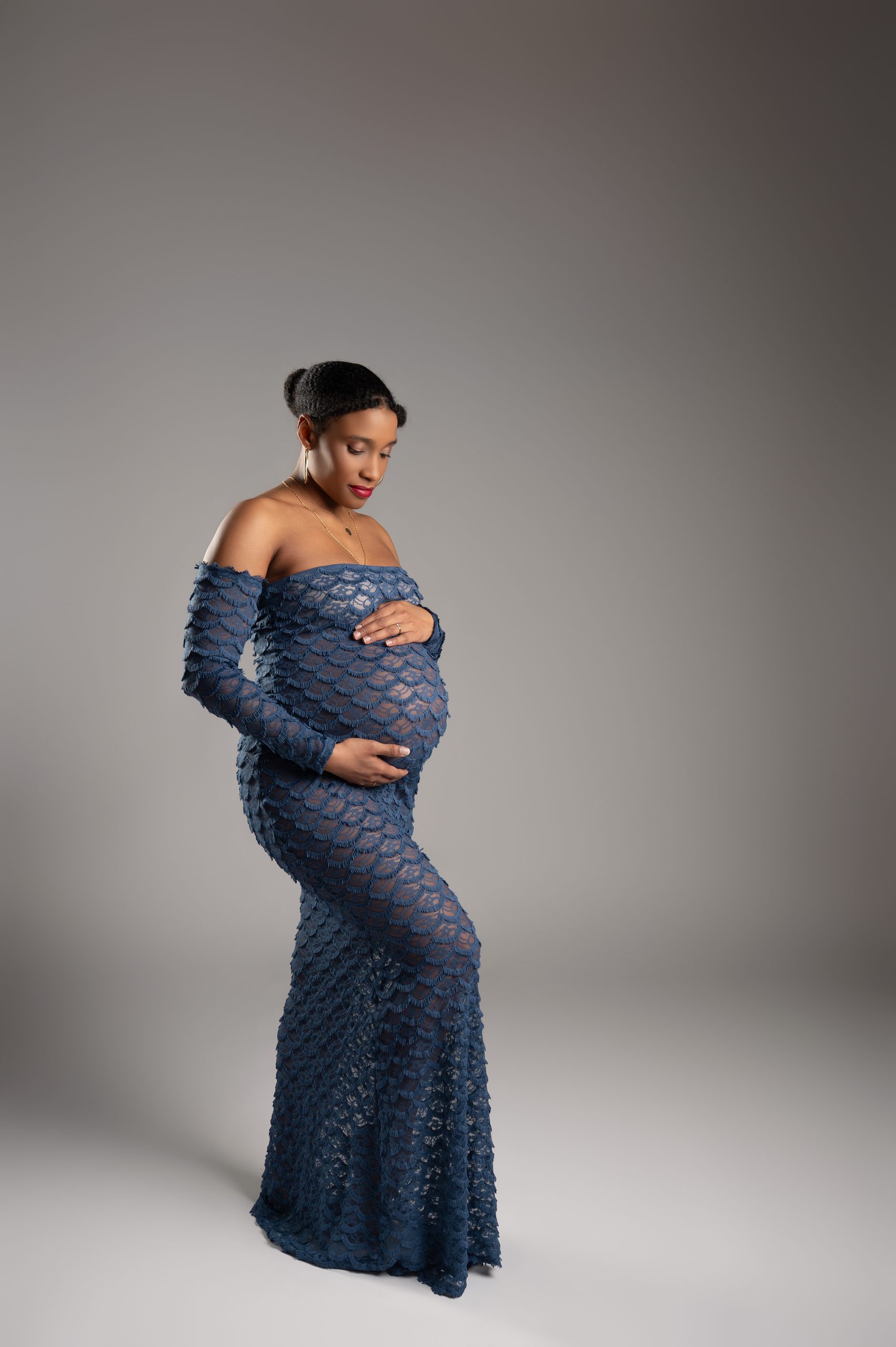 Photo de grossesse en robe de studio à Ligné, près de Nantes