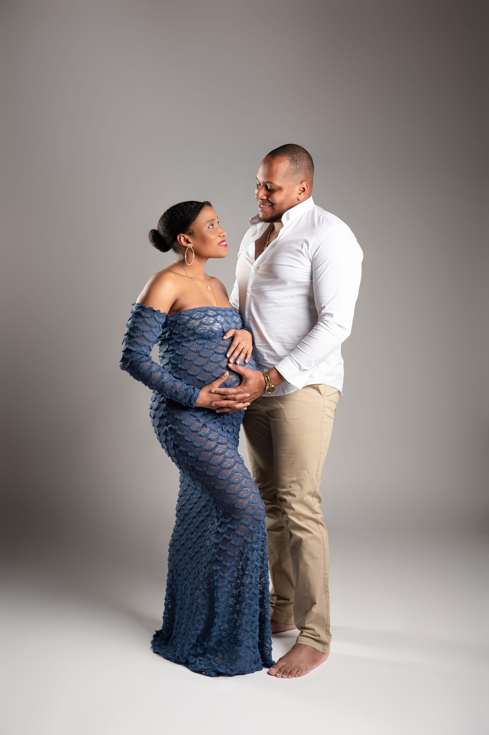 Portrait de femme enceinte en robe de studio, photographe grossesse près de Nantes