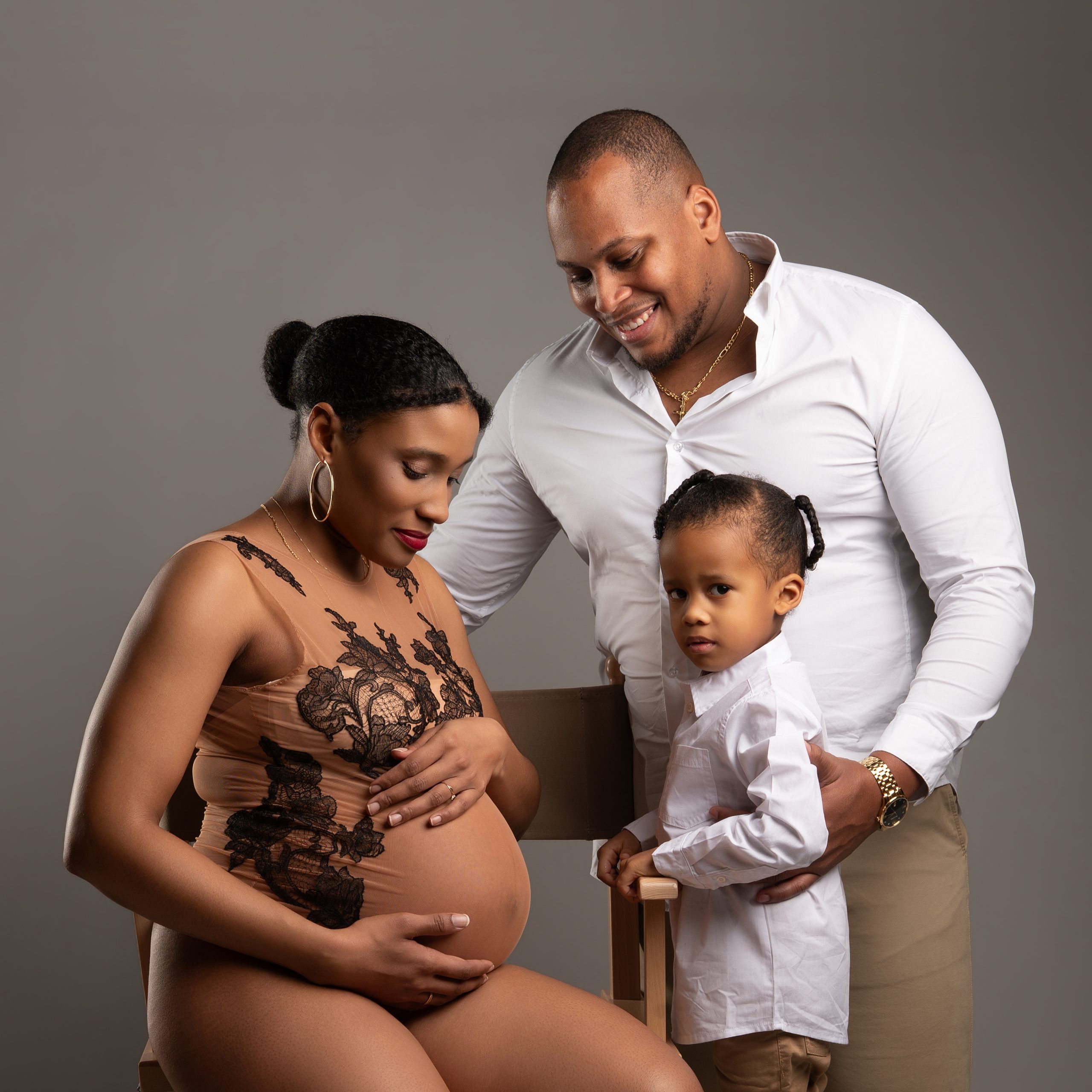 Future maman et ses proches, photo de grossesse en Loire-Atlantique