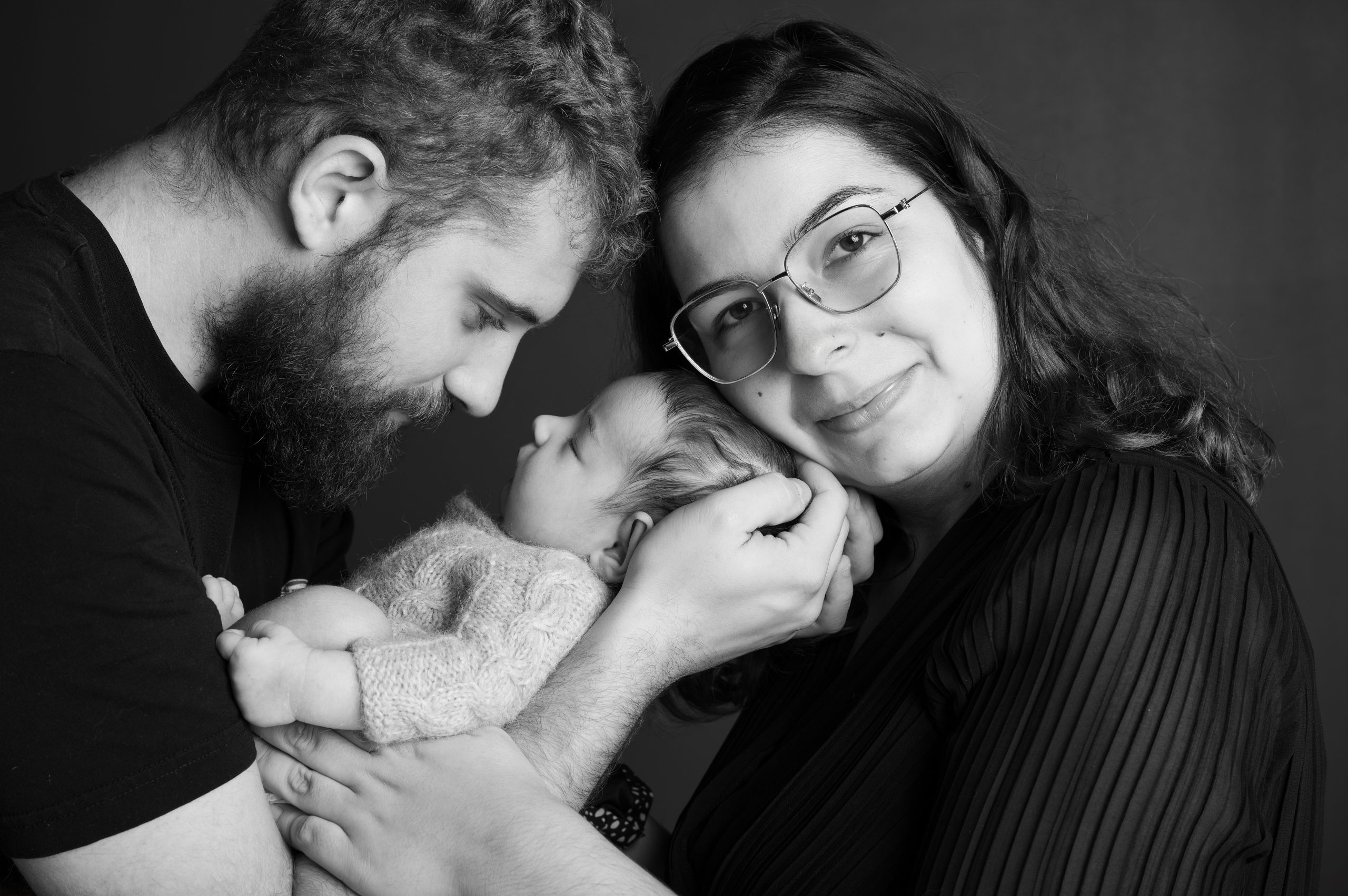 Nouveau-né en noir et blanc, studio Amely J Photography à Ligné