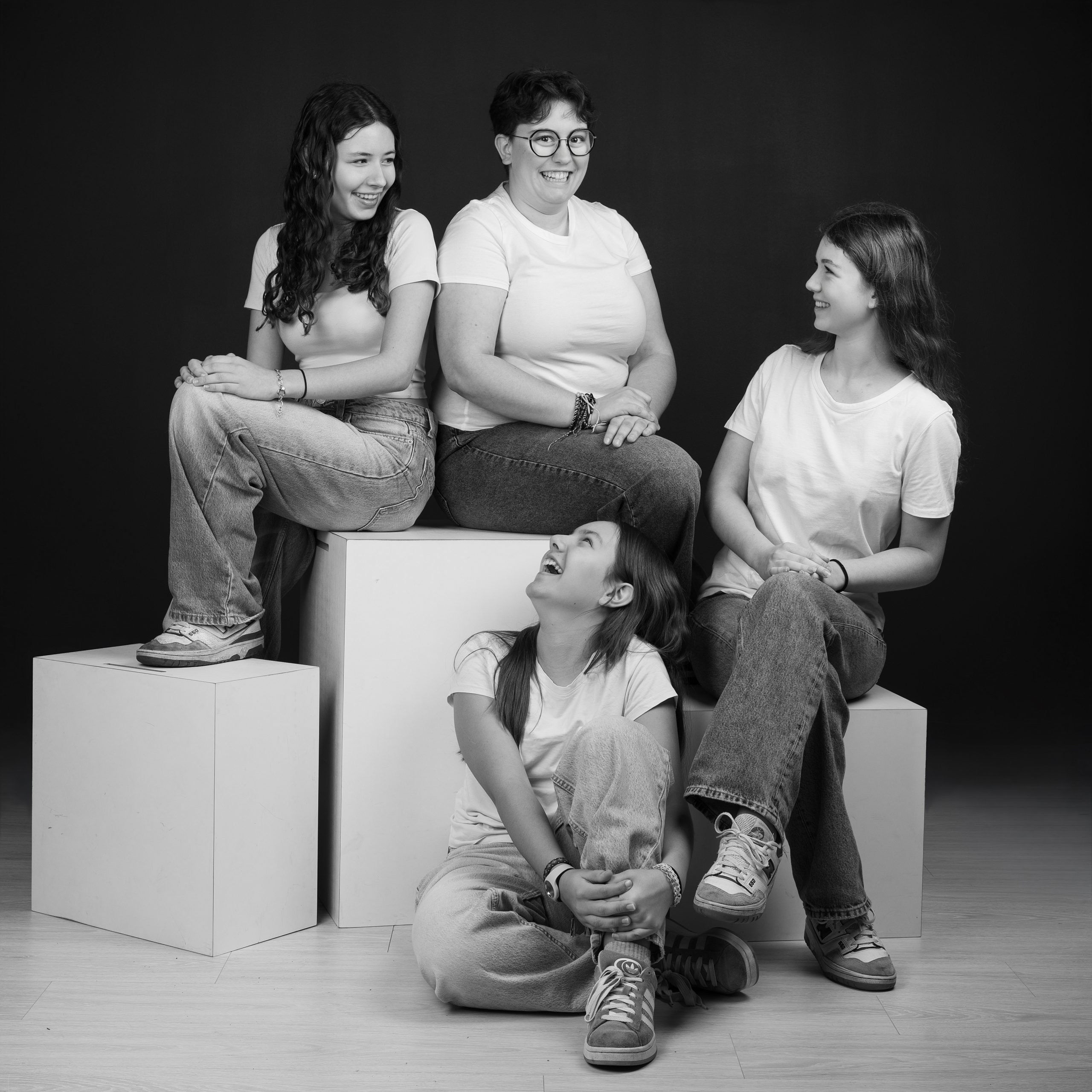 Photo de famille avec enfants en studio à Ligné