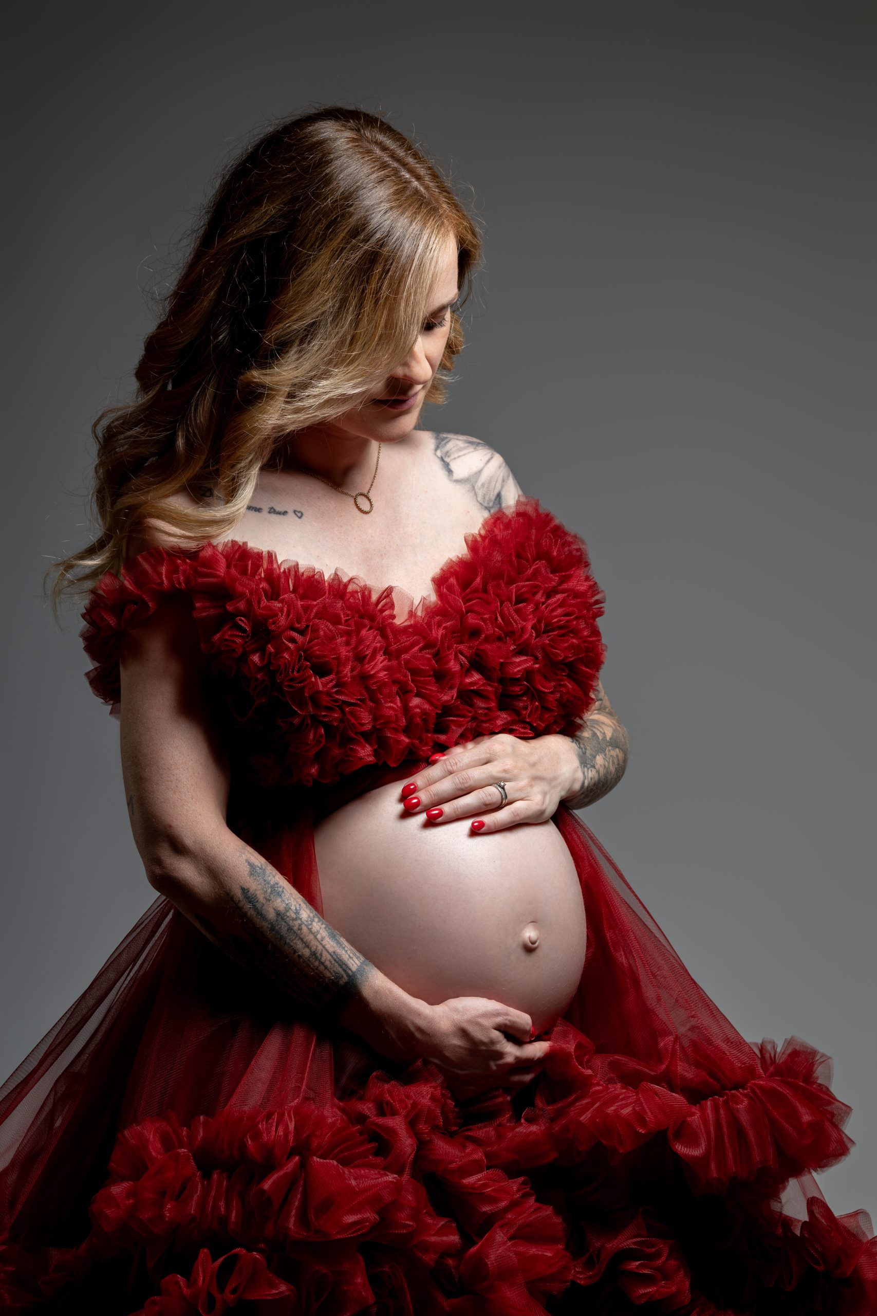 Future maman en robe de studio, photographe maternité Loire-Atlantique