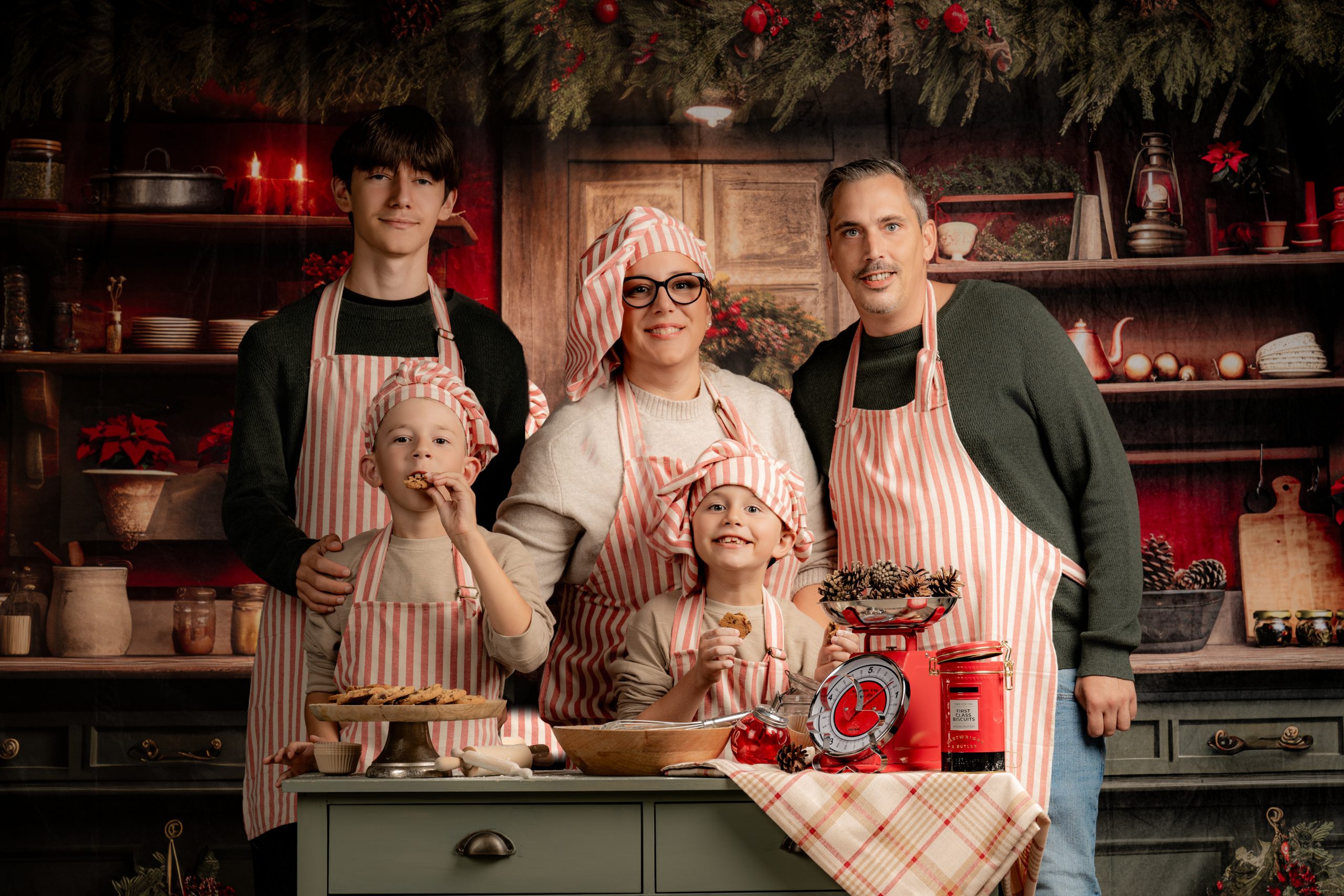 Mini séance Noël Nantes, famille dans un décor de fêtes au studio de Ligné