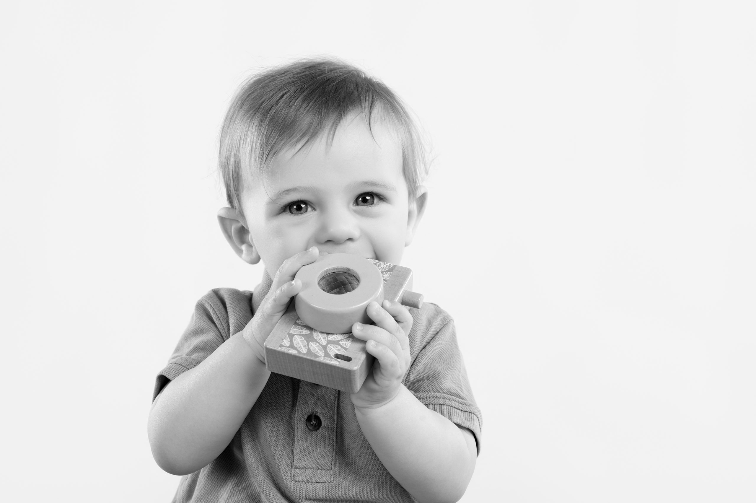 Portrait de famille en noir et blanc au studio Amely J Photography à Ligné
